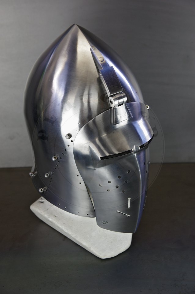 Klappvisier bascinet with keyhole visor, c. 1390-1410. Source: bascinet Wallace Collection A74, London; visor Museo Stibbert, Florence. Skull raised from two halves of 2 mm high quality mild steel, heat hardened and tempered up to 34 HRC. Visor raised from 2 mm medium carbon steel and hardened and tempered up to 42 HRC. Visor hinge made of medium carbon steel. Visor is removable. Weight 3,320 kg. /Klappvisier wzorowany na hemie z Wallace Collection A74 oraz zasonie z Museo Stibbert, datowany na 1380-1410. Dzwon wykuty z dwch powek 2 mm wysokiej jakoci stali niskowglowej, hartowany i odpuszczany do 34 HRC. Zasona wykuta z 2 mm stali redniowglowej, hartowana i odpuszczana do 42 HRC. Zawias zasony wykonany ze stali redniowglowej. Zasona jest zdejmowana. Waga 3,320 kg.